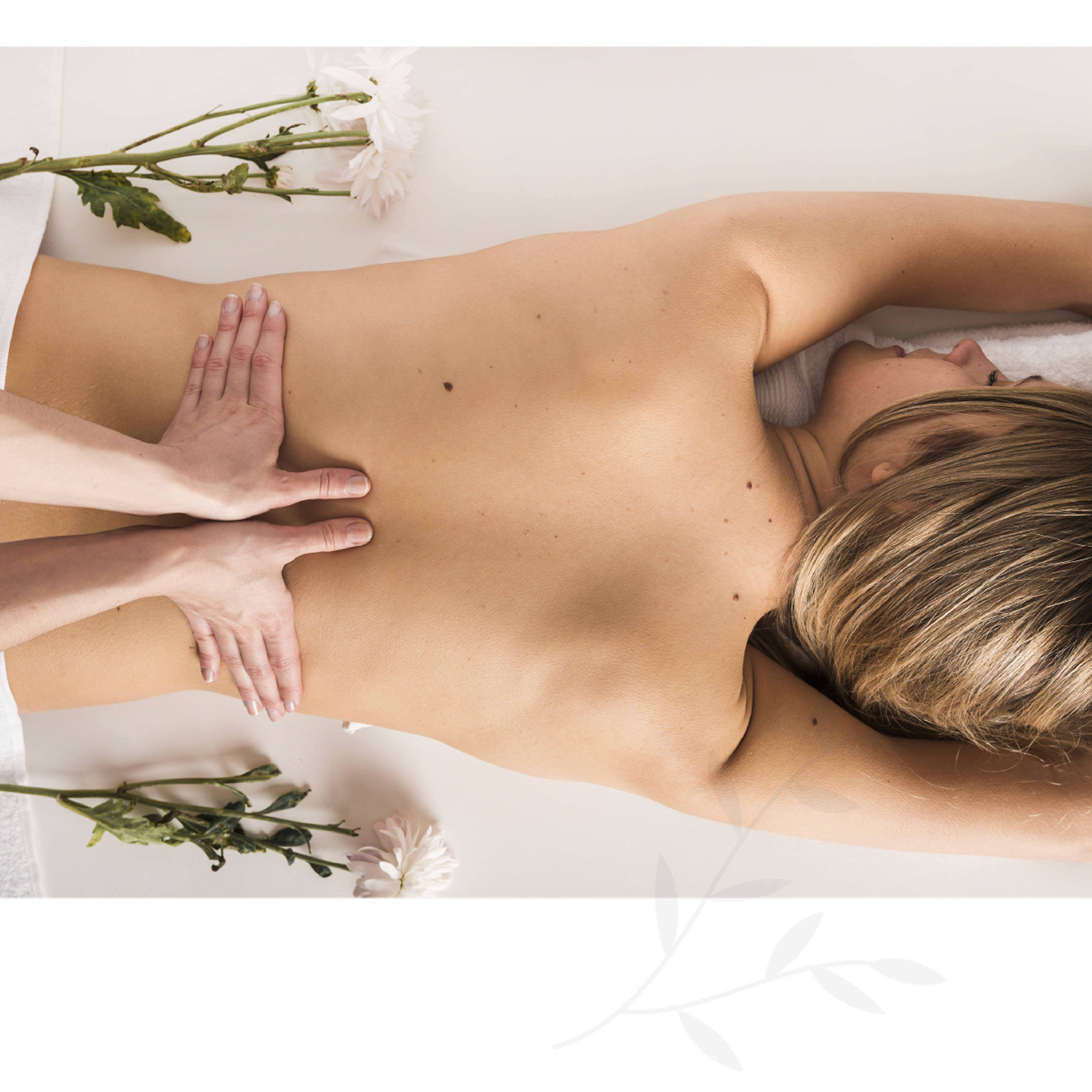 Séance de massage thérapeutique sur le dos dans un cabinet de kiné à Rennes