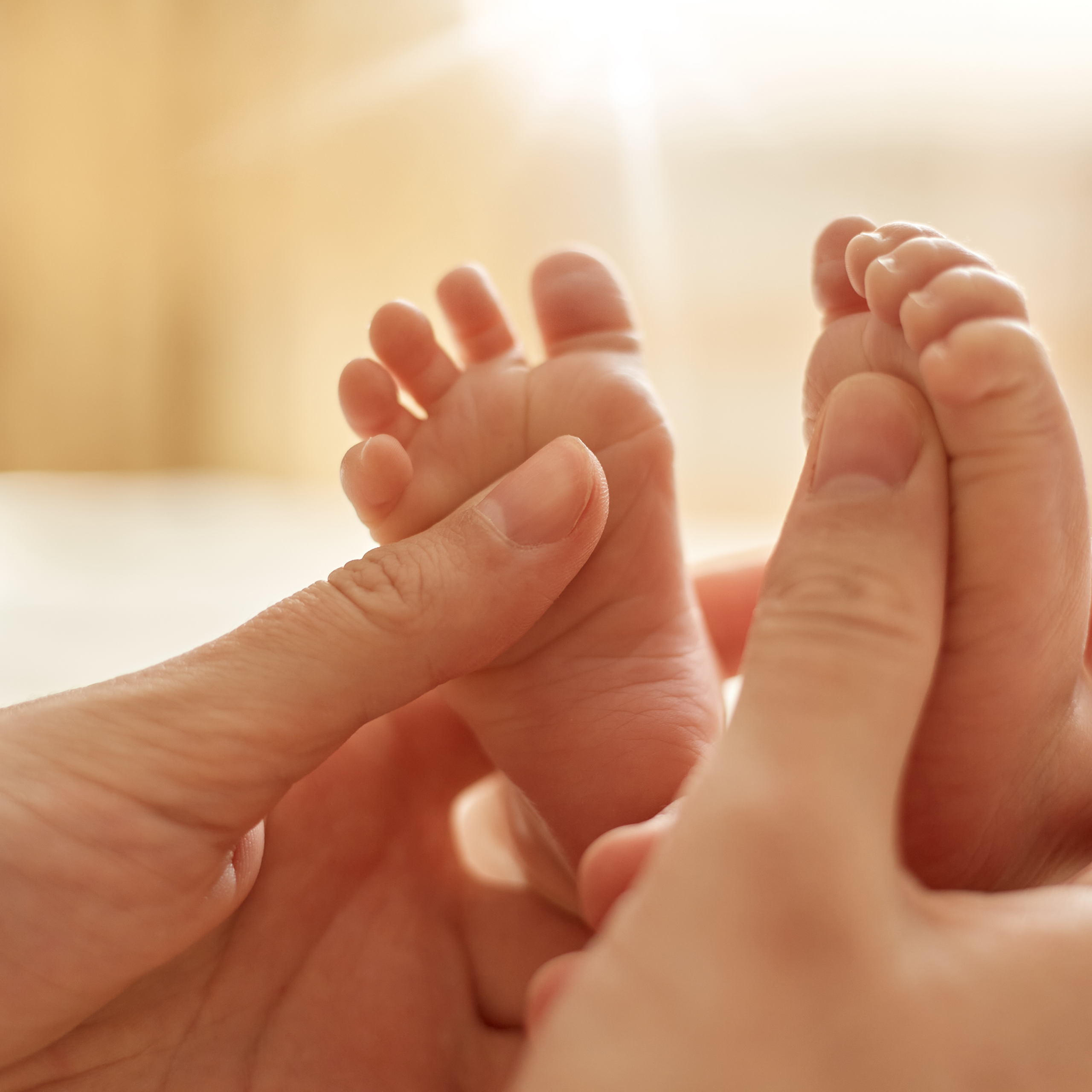Massage bébé à Rennes réalisé avec douceur par les mains d’un parent
